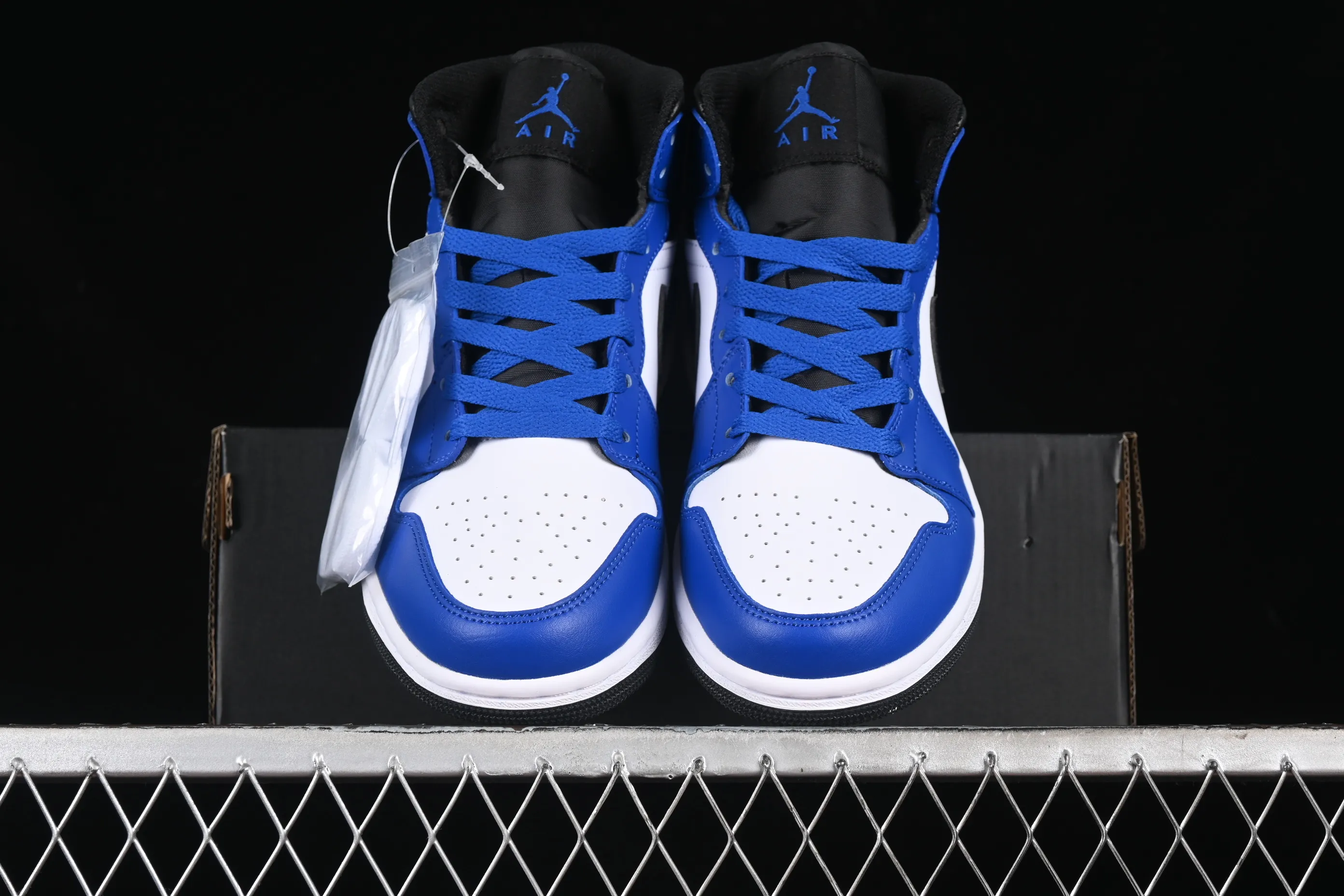 All categories Air Jordan Jordan series basketball shoes Air Jordan 1 Mid Air Jordan 1 Mid AJ1 Joe 1 white and blue color Zhongbang basketball shoes DQ8423-402